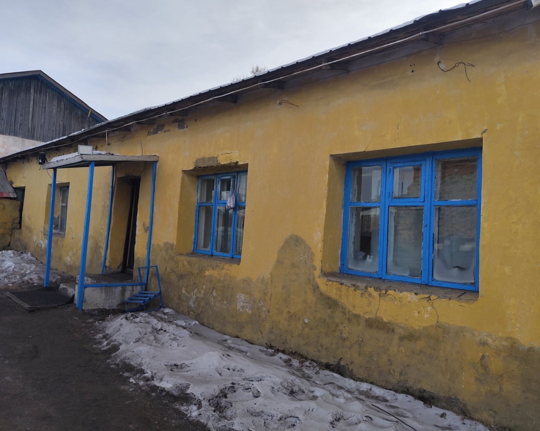 “Сумуудын дотуур байрнууд дээврээсээ эхлэн нурж, хүүхдүүд хүйтэн оромжид зутарч байна”